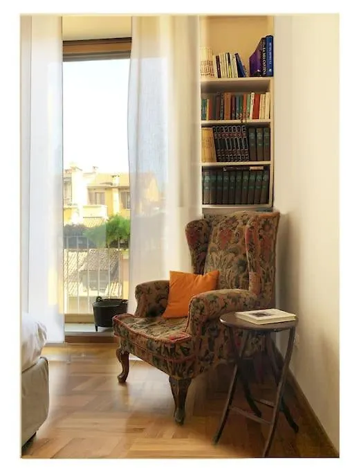 Elegant Apartment San Babila ,5 Minutes From Duomo Milan Italy