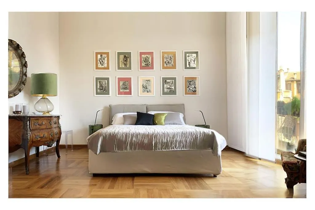 Elegant Apartment San Babila ,5 Minutes From Duomo contacts