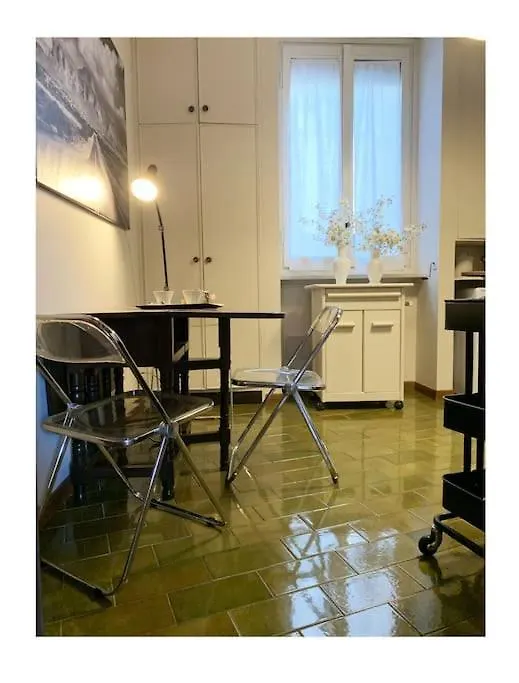 Elegant Apartment San Babila ,5 Minutes From Duomo Milan