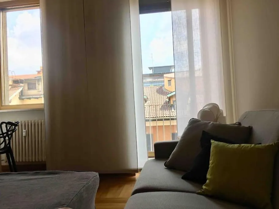 Elegant Apartment San Babila ,5 Minutes From Duomo Milan