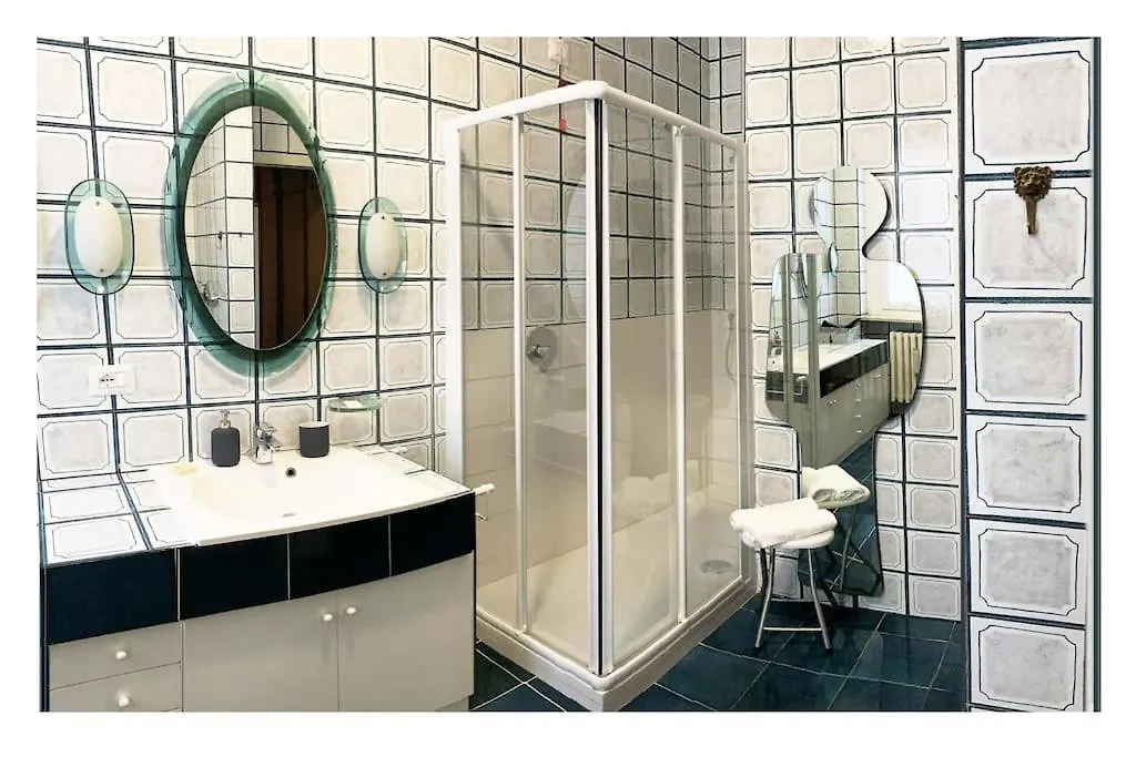 Elegant Apartment San Babila ,5 Minutes From Duomo Milan Italy