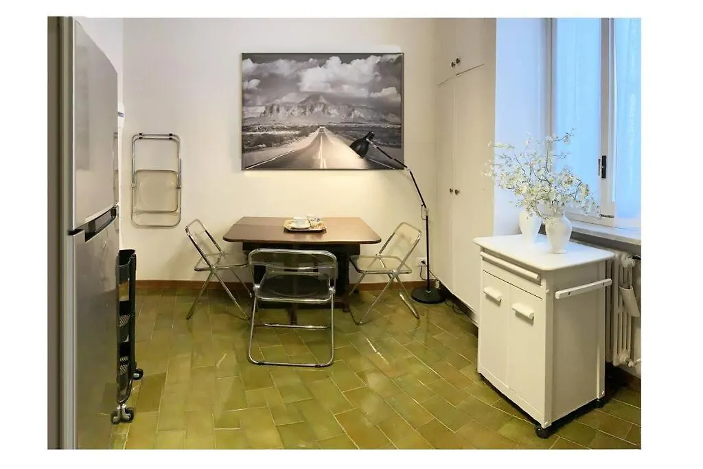 Elegant Apartment San Babila ,5 Minutes From Duomo Milan