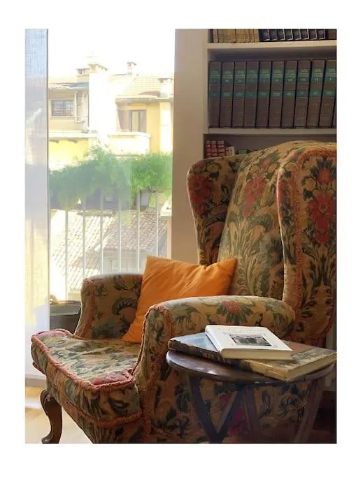 Elegant Apartment San Babila ,5 Minutes From Duomo Milan