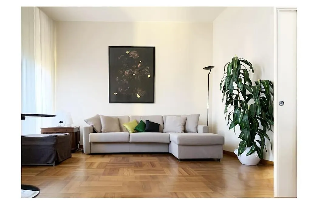 Elegant Apartment San Babila ,5 Minutes From Duomo Milan