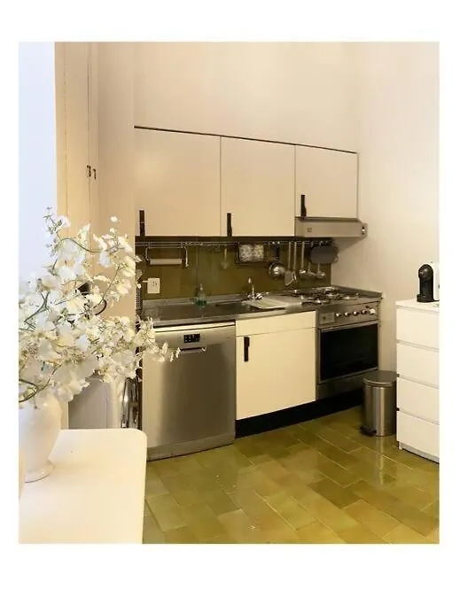 Elegant Apartment San Babila ,5 Minutes From Duomo Milan Italy