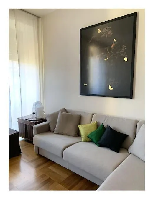 Elegant Apartment San Babila ,5 Minutes From Duomo Milan