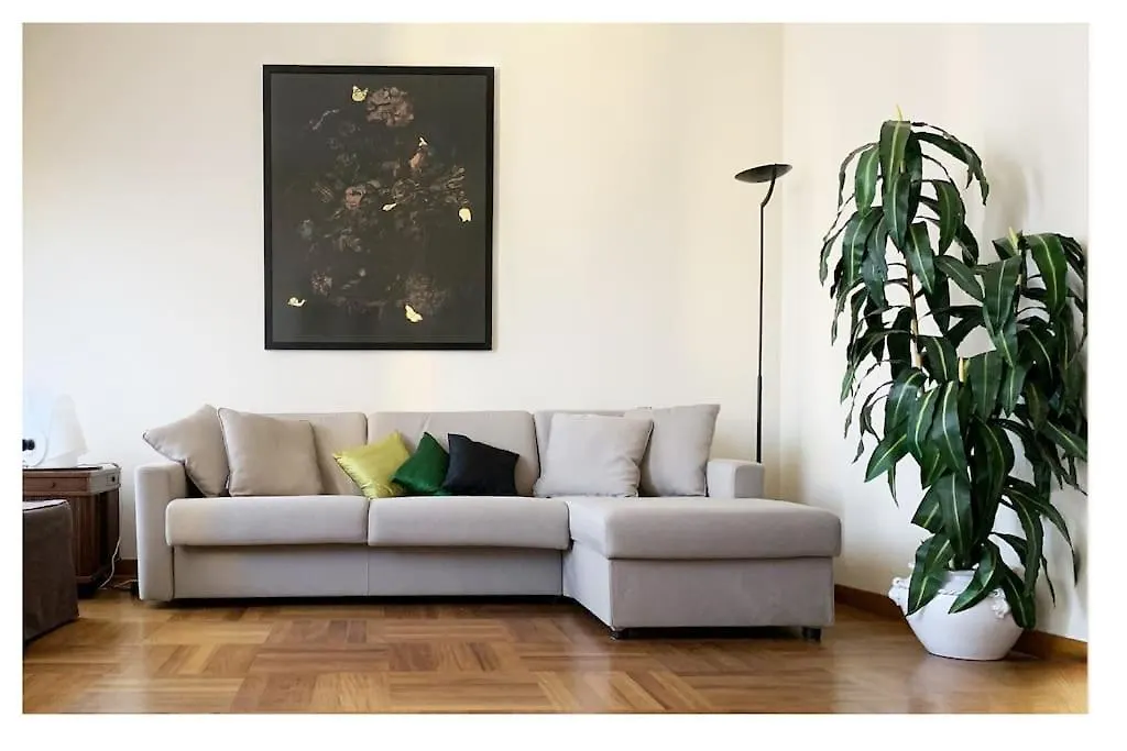 Elegant Apartment San Babila ,5 Minutes From Duomo Milan