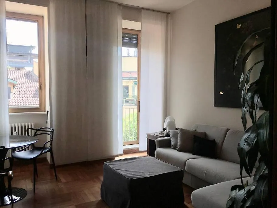 Elegant Apartment San Babila ,5 Minutes From Duomo Milan Italy